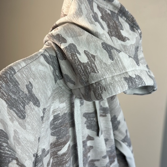 Athleta Womens Triumph Printed Hoodie in Grey Gypsum Camo Size Large Thumb Holes - Picture 16 of 16